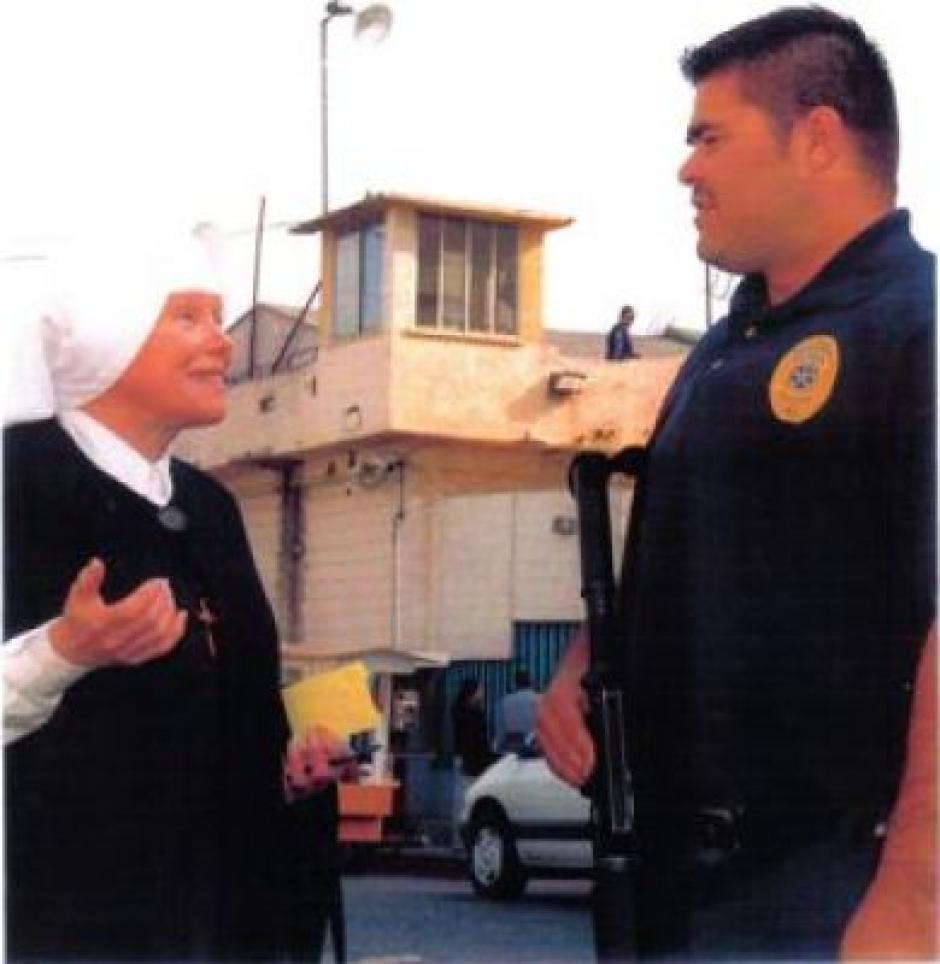 La madre Antonia junto a un agente de la prisión