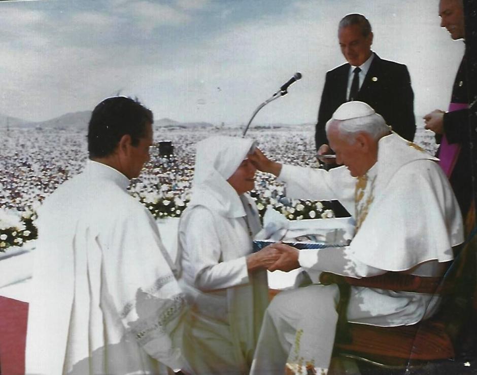Antonia Brenner, ante el Juan Pablo II en Chihuahua, en 1990