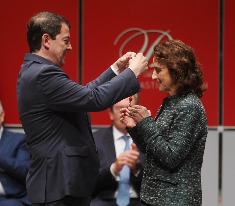 El presidente de la Junta de Castilla y León, Alfonso Fernández Mañueco, entrega el Premio Castilla y León de Investigación Científica y Técnica e Innovación a la doctora en Biología Molecular Eva Hernando Monge