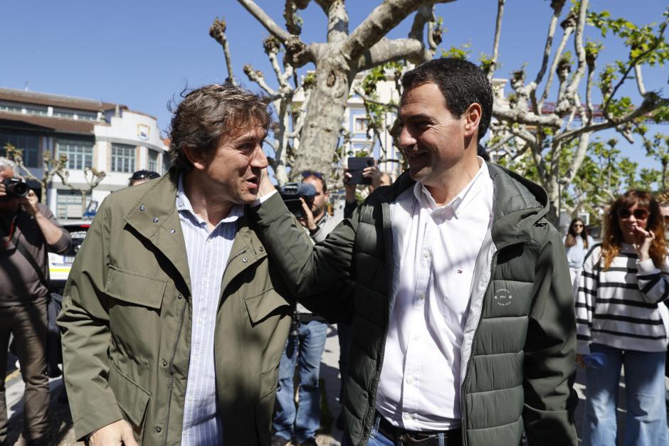 Los candidatos de PNV, Imanol Pradales, y del PSOE, Eneko Andueza, se han encontrado en el mercado de Portugalete