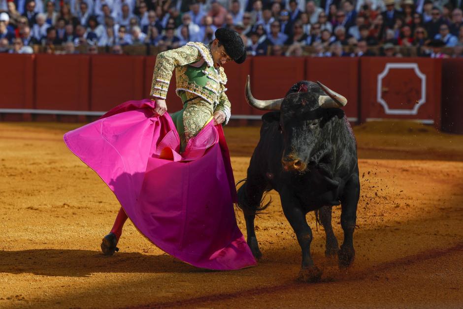Juan Ortega, con el capote ante su primer toro