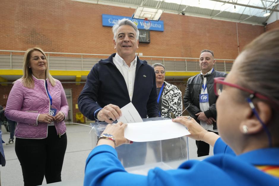 El candidato a lendakari del Partido Popular, Javier de Andrés, ejerce su derecho al voto