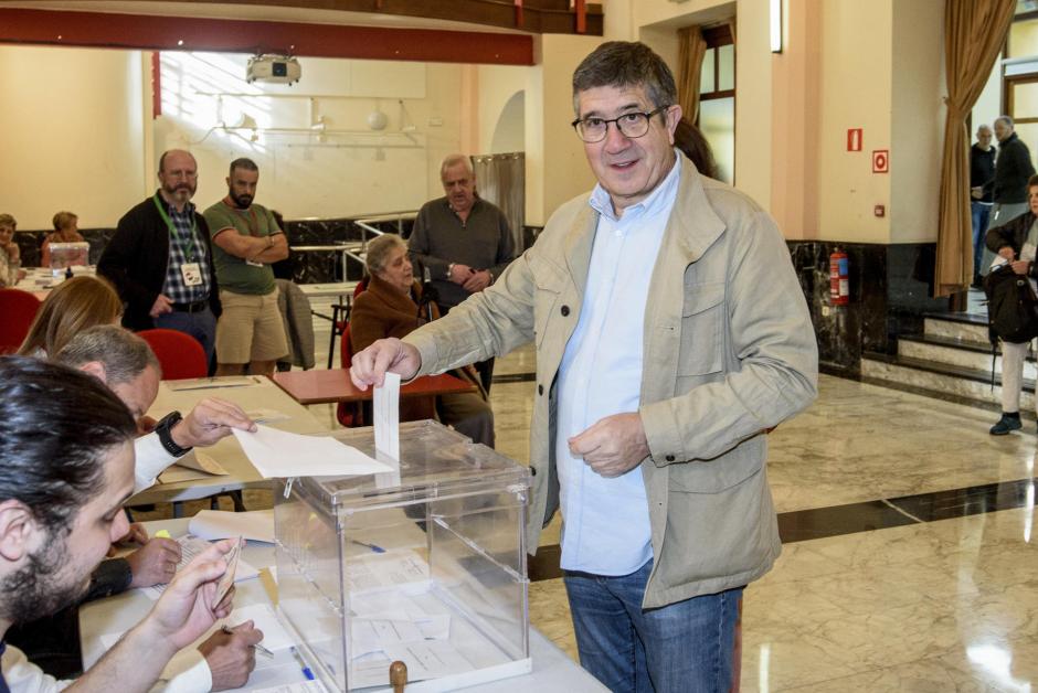 El portavoz del Grupo Parlamentario Socialista en el Congreso de los Diputados, Patxi López, ejerce su derecho al voto en un colegio electoral de Portugalete (Bizkaia)