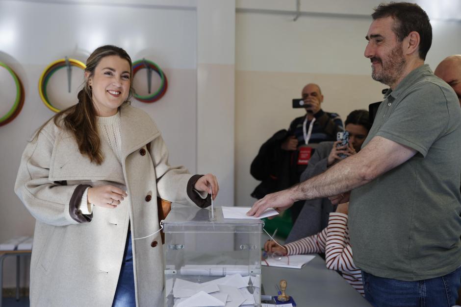 La candidata a lendakari de Sumar, Alba García, mientras deposita su voto en la urna