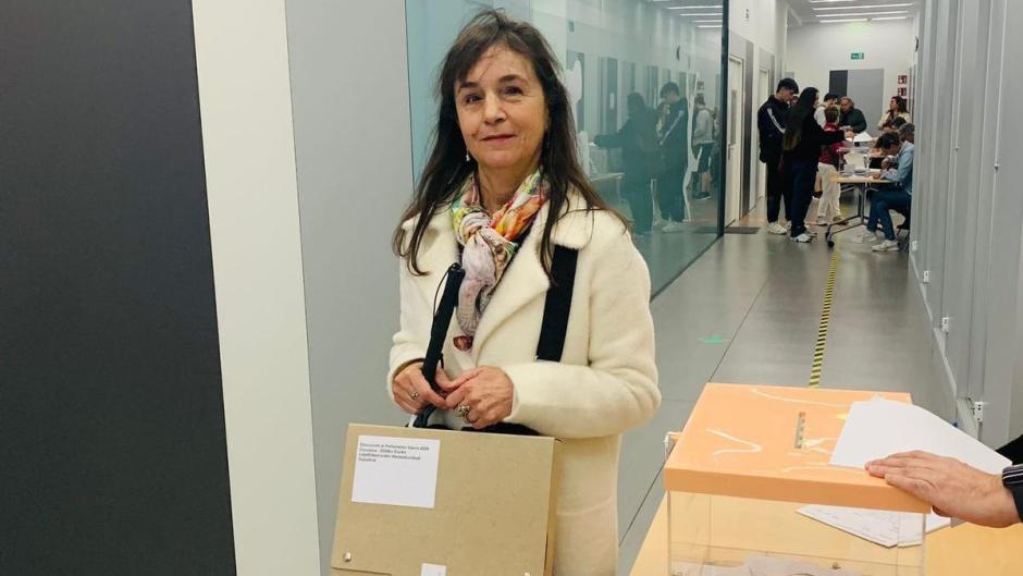 Amaia Zalacain, con el kit de votación en braille