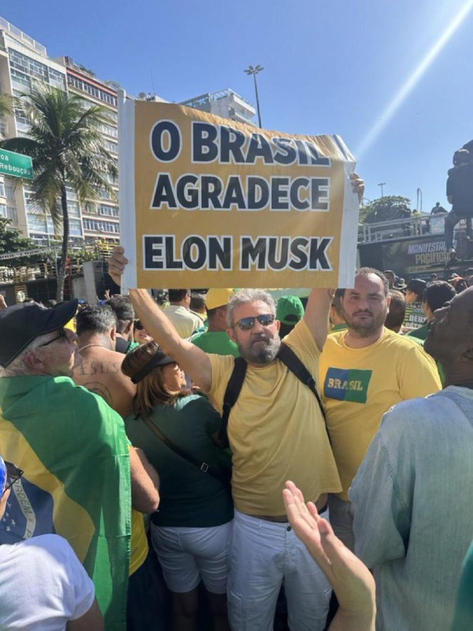 Pancarta en favor de Elon Musk en Brasil