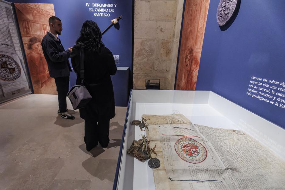 La exposición “30 años en el Archivo de la Catedral de Burgos”