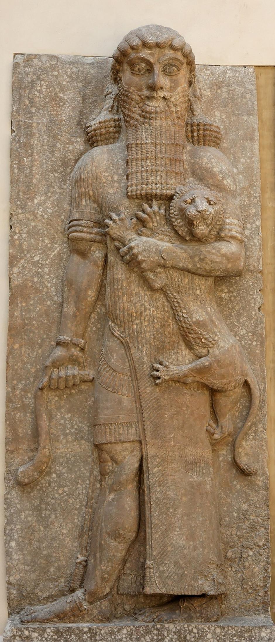 Gilgamesh es el despótico rey de Uruk, cuyos súbditos se quejan a los dioses, cansados de su lujuria desenfrenada, la cual lo lleva a forzar a las mujeres de la ciudad. Los dioses atienden este reclamo creando a Enkidu, un hombre salvaje destinado a enfrentarse a Gilgamesh. Pero cuando ambos entraban en combate, en vez de darse muerte se hacen amigos para siempre y emprenden peligrosas aventuras. Juntos dan muerte al gigante Humbaba y al Toro del Cielo, y Gilgamesh rechaza el amor de la diosa Inanna. Como castigo a estos actos de impiedad, los dioses hacen que Enkidu muera en plena juventud. Impresionado por la desaparición de su amigo, Gilgamesh emprende la búsqueda de la inmortalidad, la cual le lleva hasta los confines del mundo, donde viven el sabio Utnapishtim y su mujer, únicos supervivientes del Diluvio, a los que los dioses concedieron el don que Gilgamesh pretende ahora. Sin embargo, el héroe no alcanza lo que pretende. En el camino de vuelta, encuentra, siguiendo instrucciones de Utnapishtim, una planta que devuelve la juventud a quien la toma; pero una serpiente se la roba y Gilgamesh vuelve a Uruk con las manos vacías, convencido de que la inmortalidad es patrimonio exclusivo de los dioses.