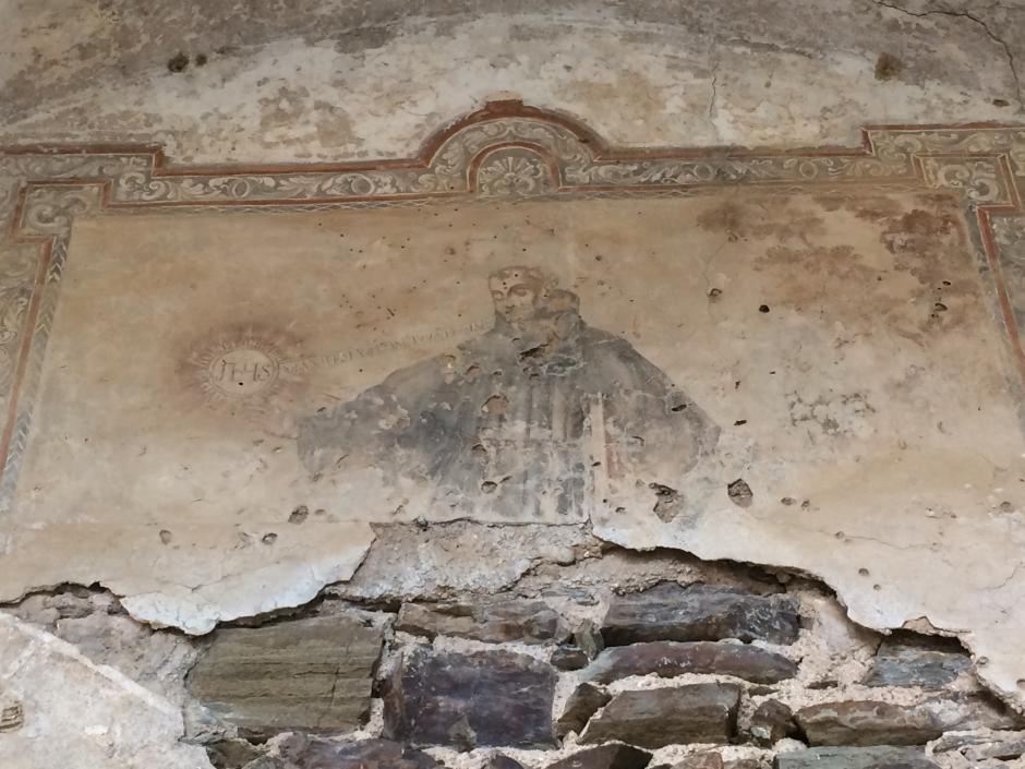 Restos de un fresco que representa a un santo religioso