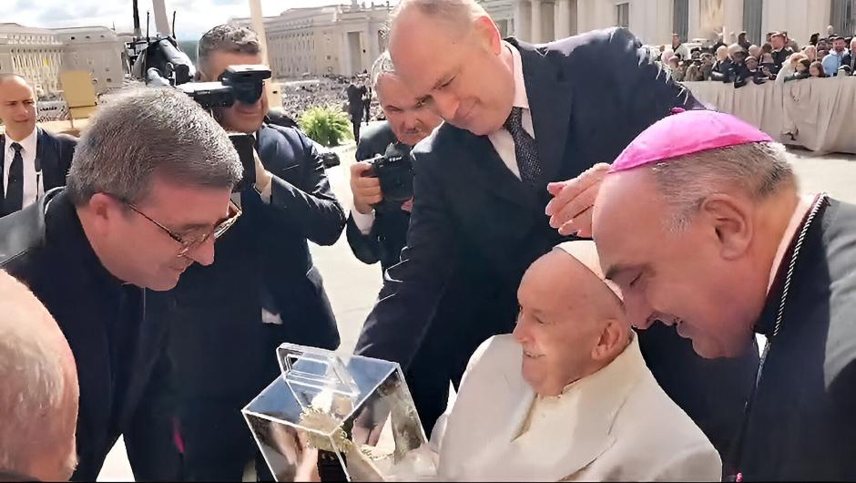 El arzobispo de Valencia, a la derecha, con el Papa