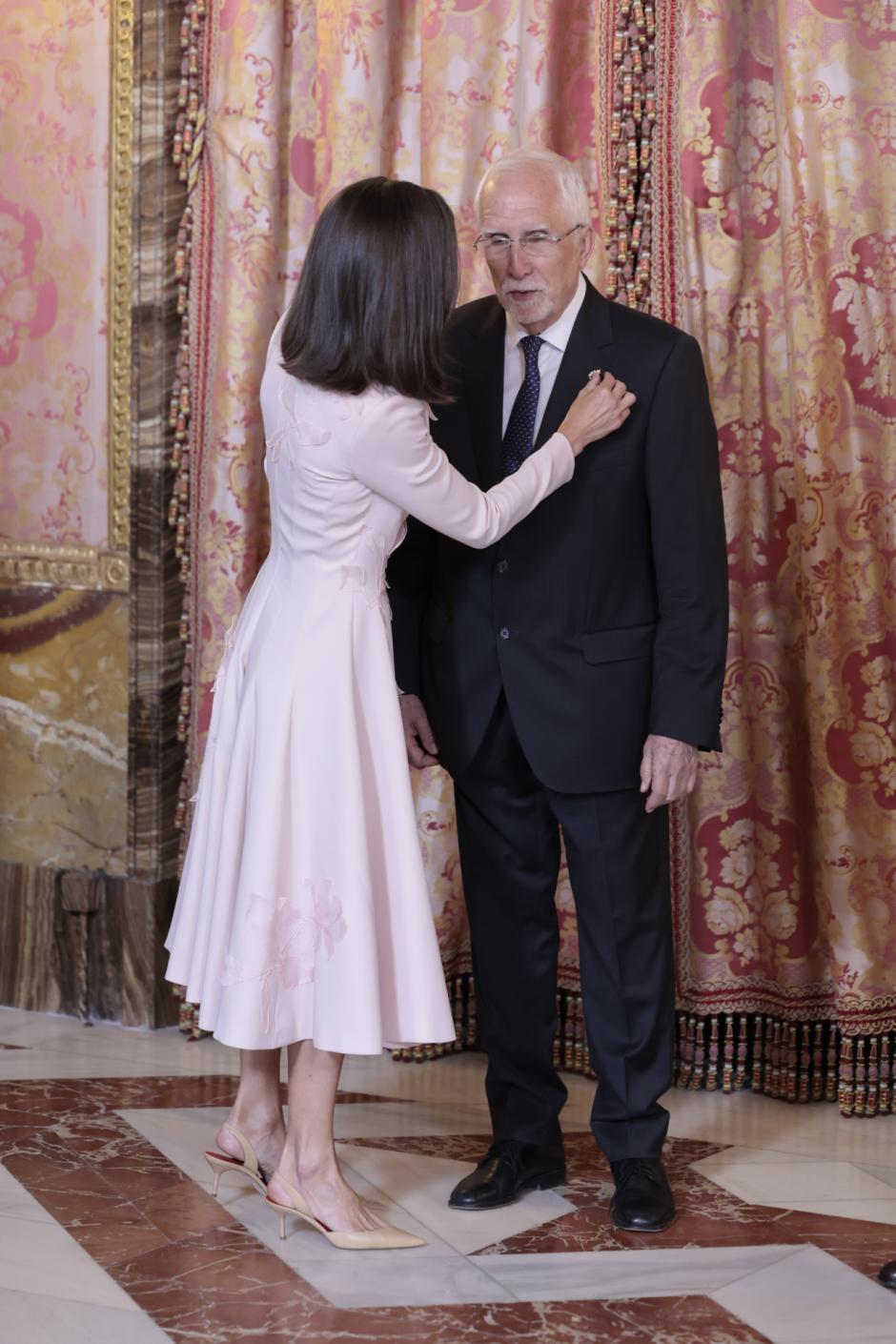 La Reina endereza la insignia del Premio Cervantes que Luis Mateo Díez ha lucido en la solapa de la chaqueta