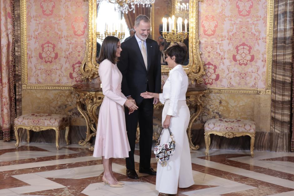 Los Reyes reciben el saludo de Sonsoles Ónega en el Palacio Real