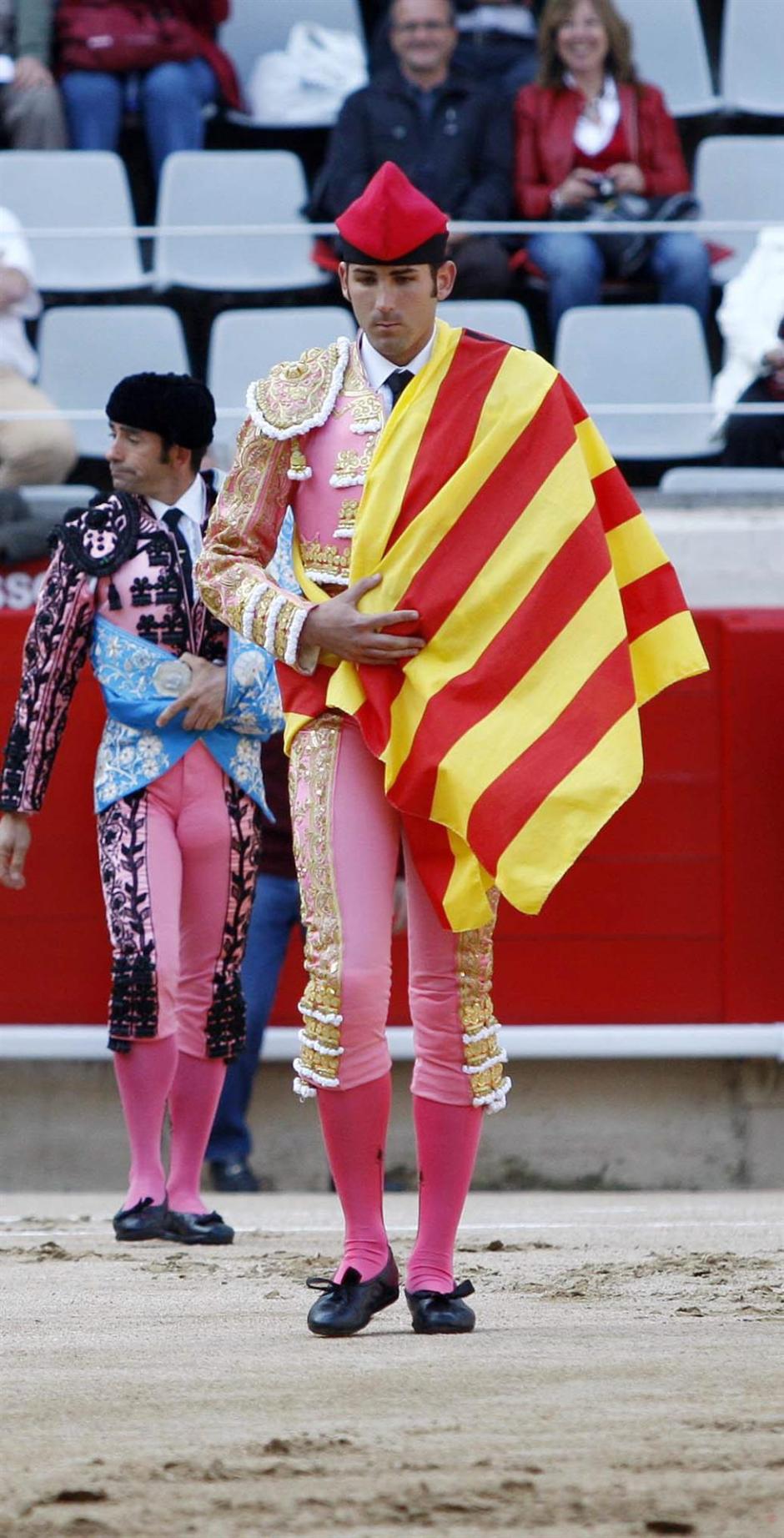 Serafín Marín realiza el paseíllo con barretina, el gorro tradicional catalán