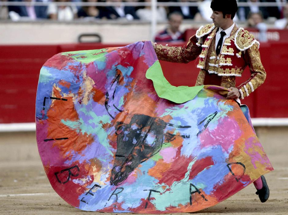 Serafín con un capote ilustrado con la palabra «Libertad» en la última corrida que acogió la Monumental