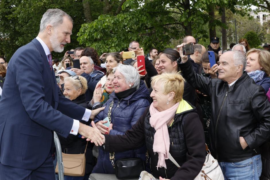 Una imagen del Rey saludando a los vecinos de Santander que se han acercado para mostrarle su afecto