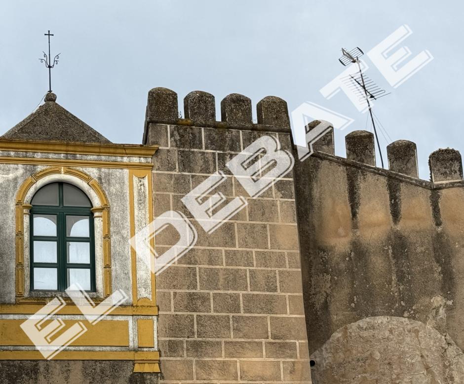 Restos del castillo medieval pegado al palacete del hermano de Sánchez