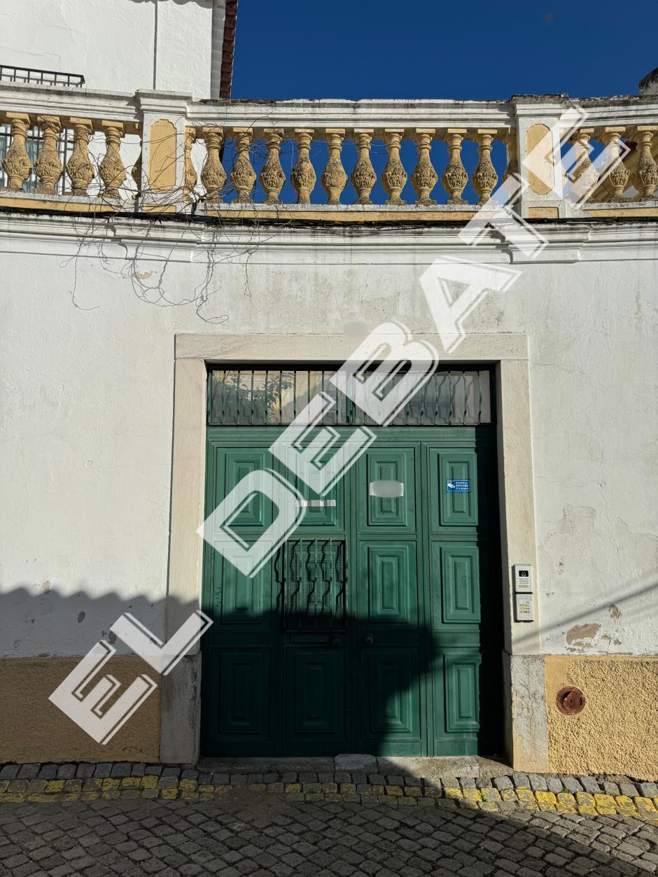 Puerta del palacete que se ha comprado David Sánchez en Elvas