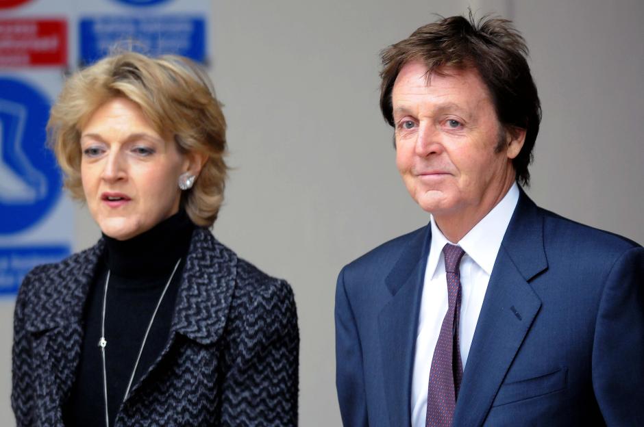 También le consiguió un acuerdo millonario a Paul McCartney
Fiona Shackleton and Paul McCartney
Paul McCartney and Heather Mills McCartney divorce hearing, High Court, London, Britain - 14 Feb 2008
After it all seemed to be going so smoothly with the McCartney's divorce proceedings, with a deal looking imminent and both parties seemingly relaxed and smiling, the pair have reportedly come to blows again on the penultimate day of the five day hearing. Ms Mills and Sir Paul have apparently clashed in court over schooling for their daughter, four-year-old Beatrice. Sir Paul apparently wants her to be educated at a state school, while Ms Mills is set on private education. The former Beatle has also allegedly told his legal team to increase his original £10 million settlement offer and give his estranged wife £30 million to "get her off my back". However, Heather is reportedly demanding a £60 million cash pay out, along with at least two homes, two nannies, medical cover, a personal trainer, household staff and a secretary. It is believed though that the pair have reached an agreement about security for Heather and Beatrice, after Mills read out a selection of hate mail she has received in court.
