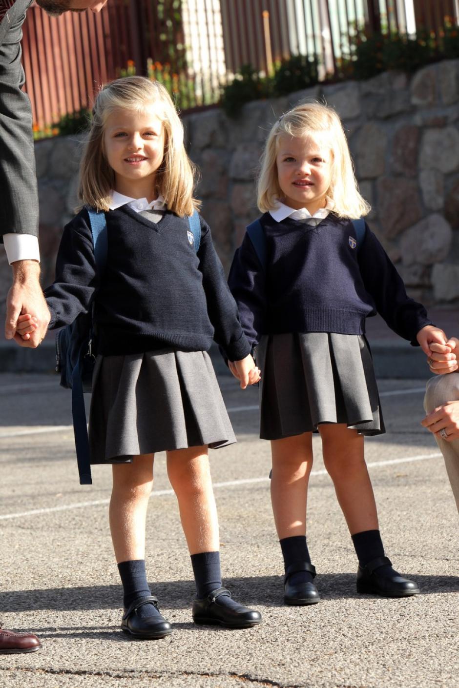 La Infanta Sofía con su hermana Leonor, a su llegada al colegio Santa María de los Rosales en 2010