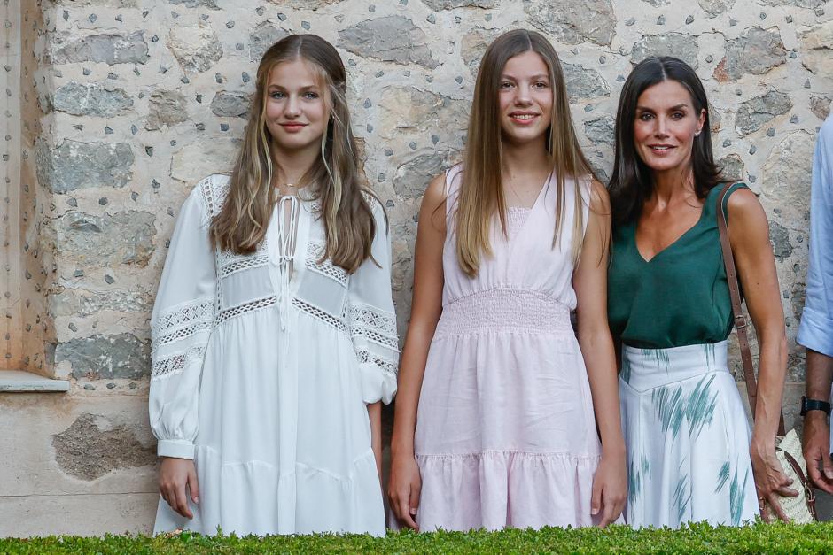 La Infanta Sofía, con su madre y su hermana, en Mallorca en el verano de 2022