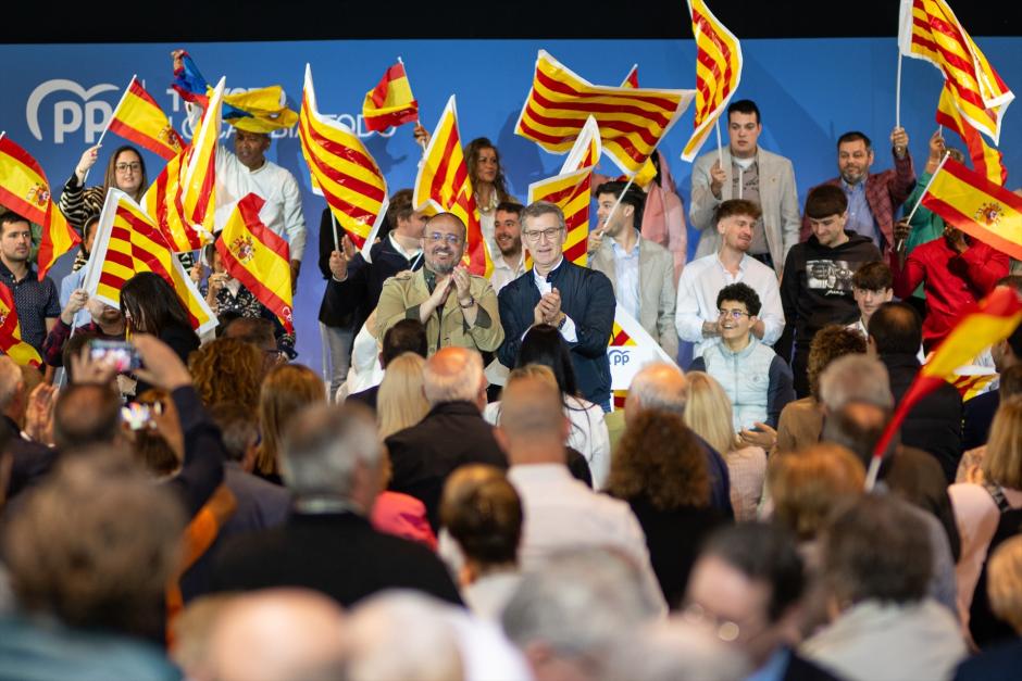 El candidato del PP en las elecciones catalanas, Alejandro Fernández, con Alberto Núñez Feijóo, este domingo en Lérida