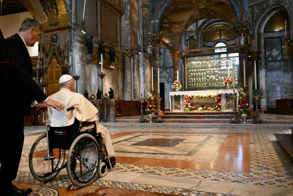 El Papa Francisco llega a rezar a la basílica de San Marcos de Venecia este domingo