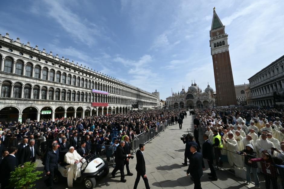 El Papa Francisco llega para dirigir una misa en la plaza de San Marcos de Venecia, lugar en el que se han reunido miles de feligreses para ver al pontífice