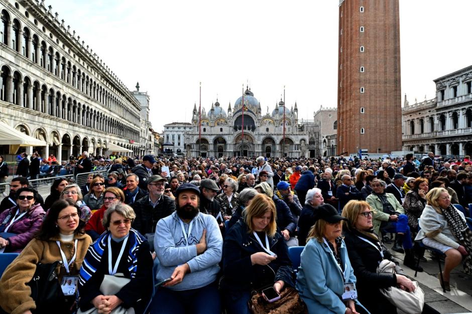 La gente se reúne antes de la misa del Papa Francisco en la plaza de San Marcos de Venecia