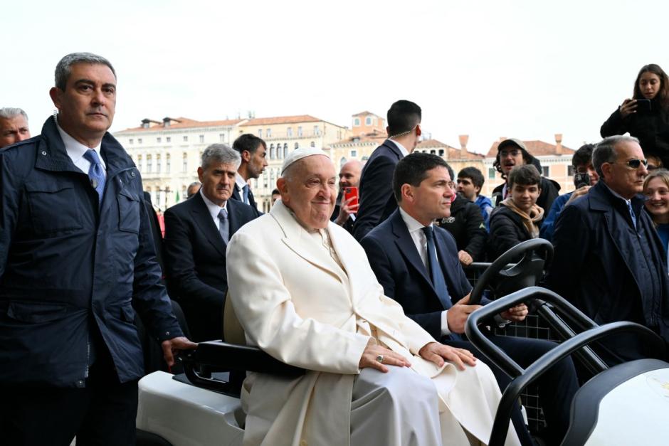 Pope Francis arrives at Santa Maria della Salute basilica for a meeting with young people on April 28, 2024 in Venice. - Pope Francis visits Venice today, his first trip outside Rome in seven months, which will be closely watched amid concerns over the 87-year-old's fragile health. In Venice, the pope's first stop is a women's prison on the island of Giudecca, which houses the Vatican's entry for this year's Biennale festival of art. (Photo by Alberto PIZZOLI / AFP)