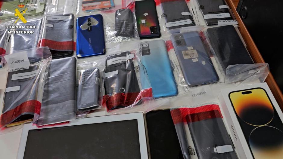 Teléfonos móviles que empleaba la banda de sextorsión detenida en Valencia