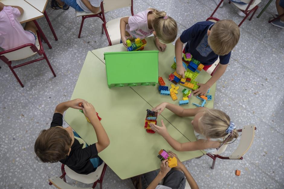 Varios niños juegan en el CEIP El Grau de Valencia