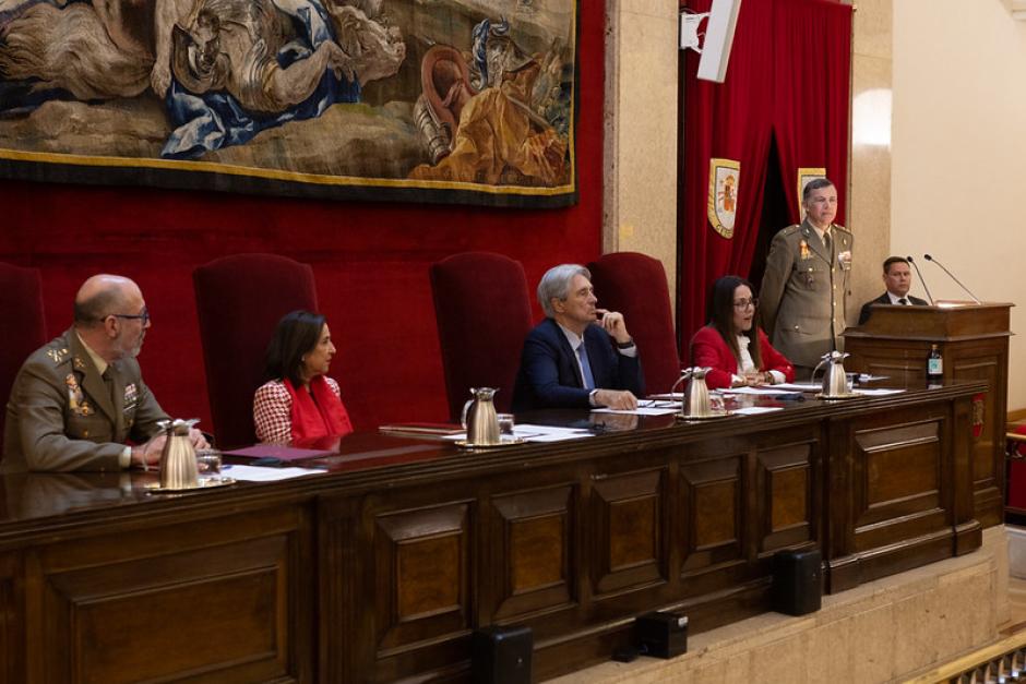 De izquierda a derecha: el teniente general Ballenilla, director del Ceseden; la ministra Margarita Robles; el rector de la Universidad de Alcalá de Henares, José Vicente Saz; la la jefa de la Oficina de Comunicación Institucional y Prensa de la Defensa, María José Muñoz Estévez; y el coronel Julián Miguel Zamora