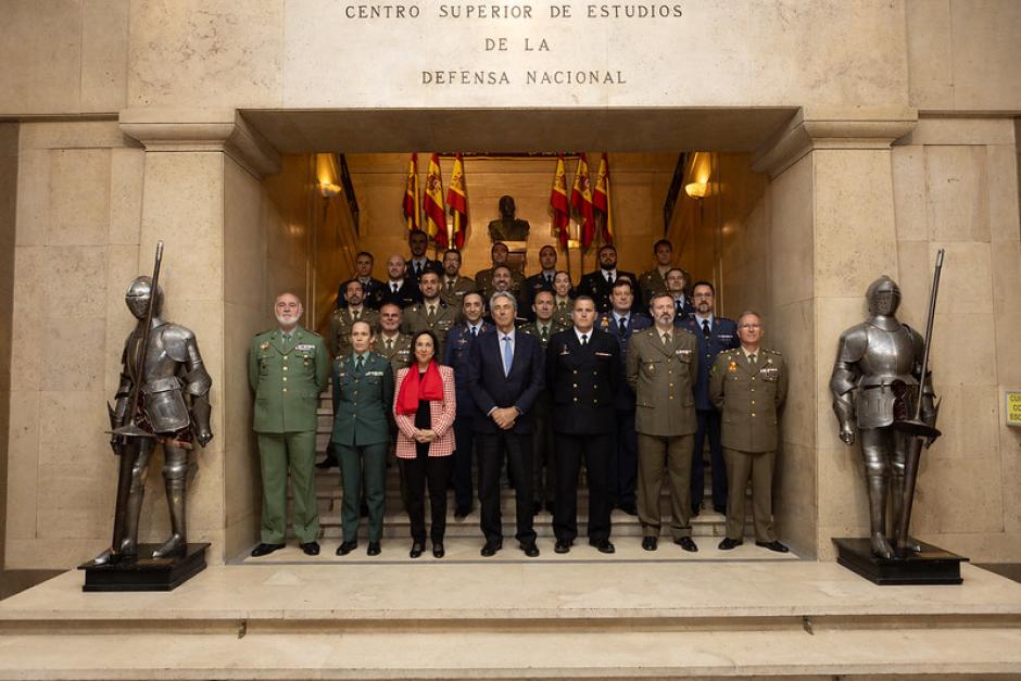 Foto de familia del Curso de Comunicación Social de la Defensa