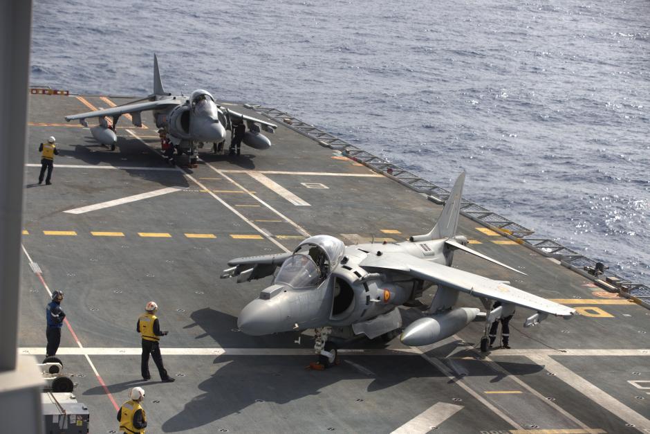 Dos cazas Harrier, en la cubierta del portaaeronaves español Juan Carlos I