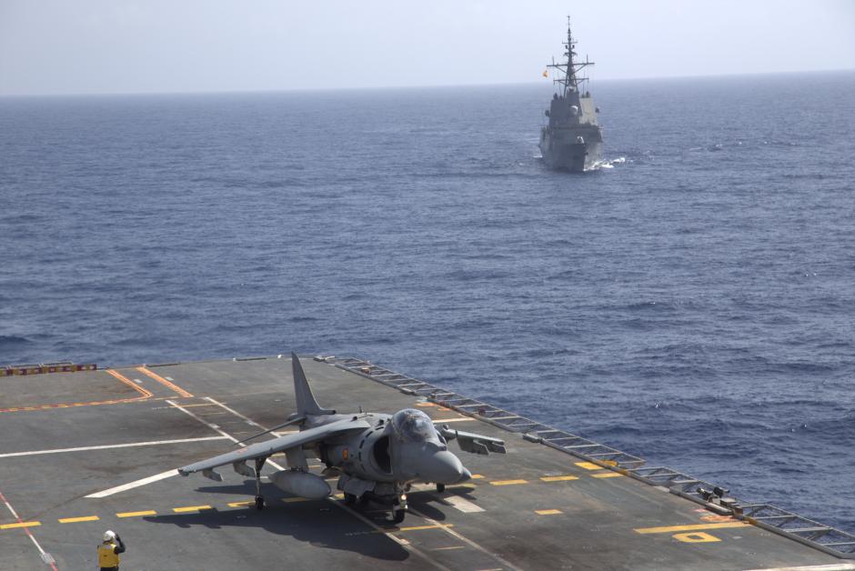 Un Harrier se dispone a despegar desde el Juan Carlos I, seguido por la fragata Blas de Lezo
