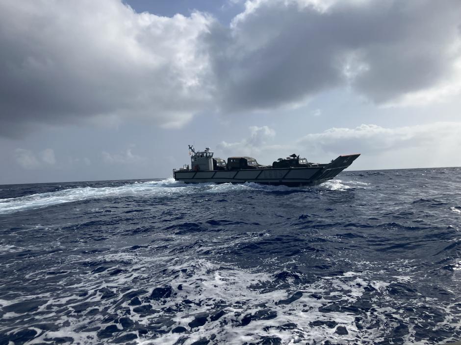 Una lancha de desembarco del LHD Juan Carlos I navega en el Mediterráneo