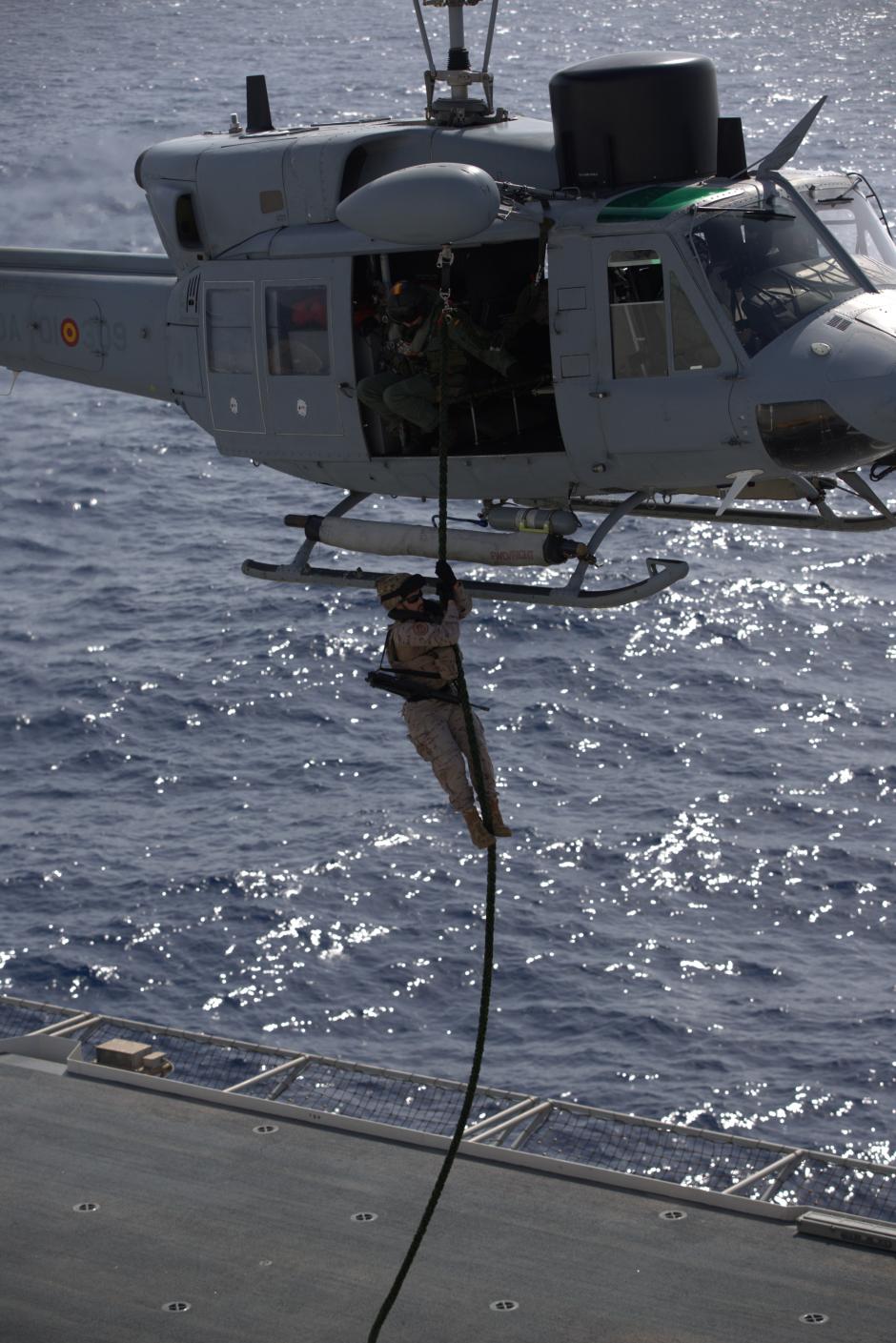 Ejercicio de inserción por "fast rope" desde un helicóptero AB-212 en el buque Juan Carlos I
