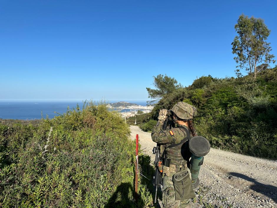 Una militar española vigila una zona fronteriza entre Ceuta y Marruecos
