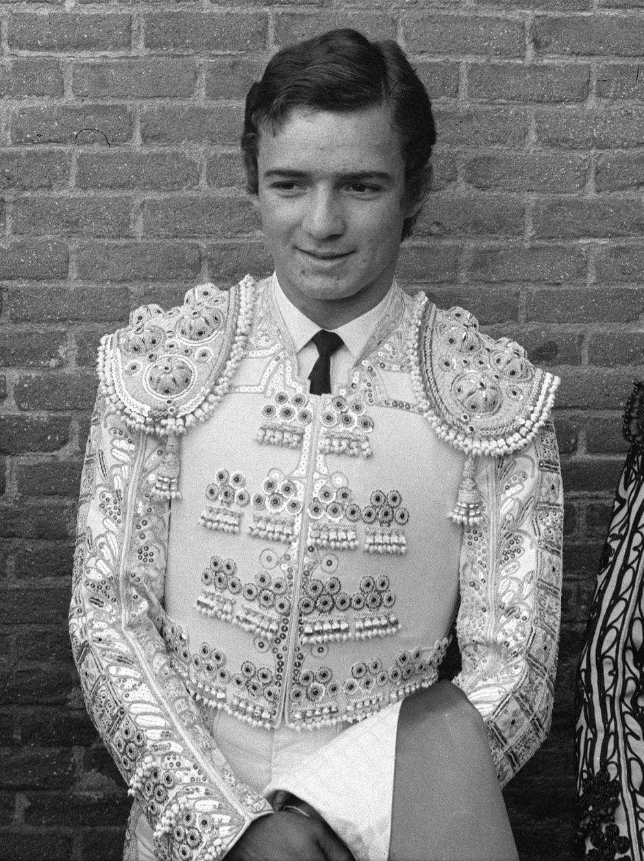 18 de mayo de 1972. José María Manzanares posa sonriente en el patio de cuadrillas de la plaza de toros de Las Ventas, antes de dar comienzo el festejo en el que confirmó la alternativa de manos de Sebastián Palomo Linares