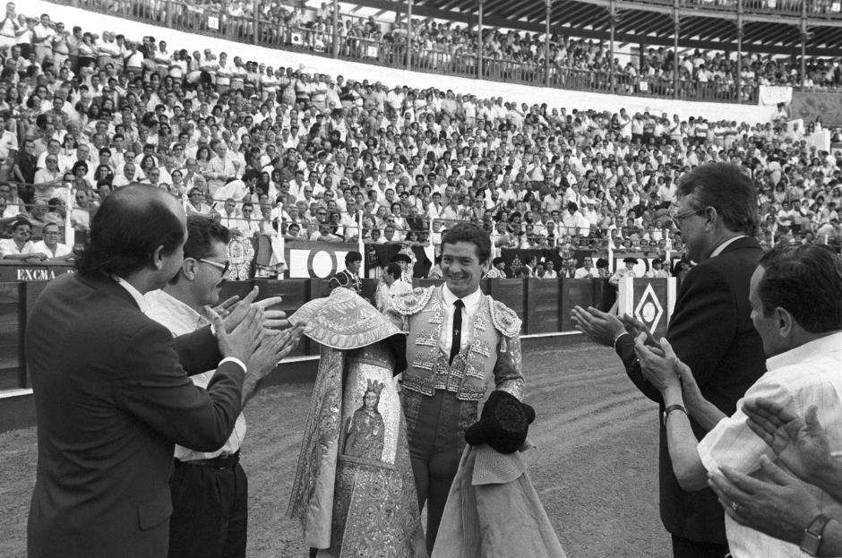 José María Manzanares posa con el capote de paseo entregado por el alcalde de la ciudad de Málaga, Pedro Aparicio Sánchez (2d), que le acredita como ganador de la mejor faena de 1984 de la Feria malagueña