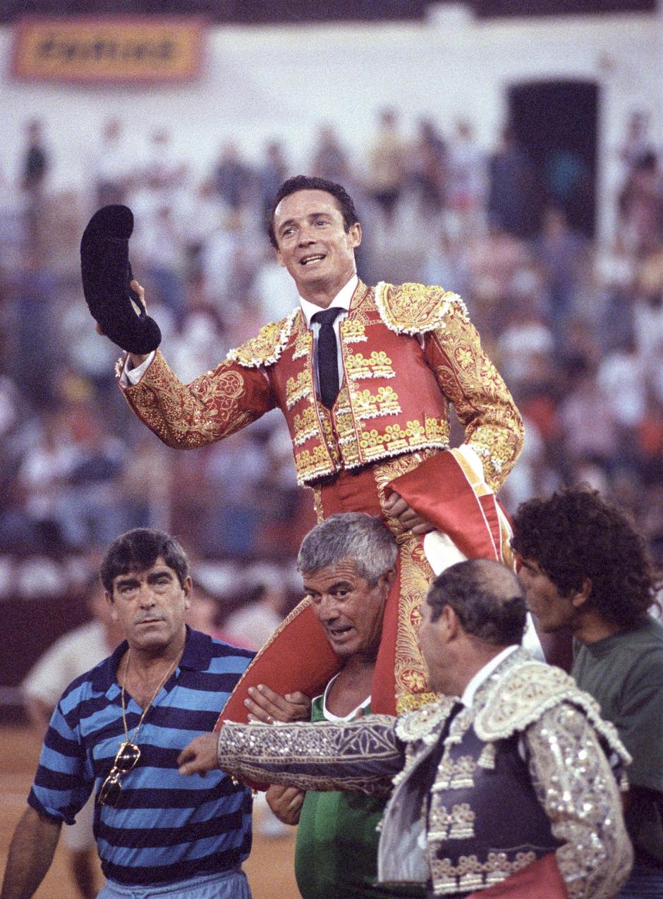 José María Manzanares sale a hombros de la última corrida de la feria de Málaga de 1993. Compartía cartel con Curro Romero y Finito de Córdoba