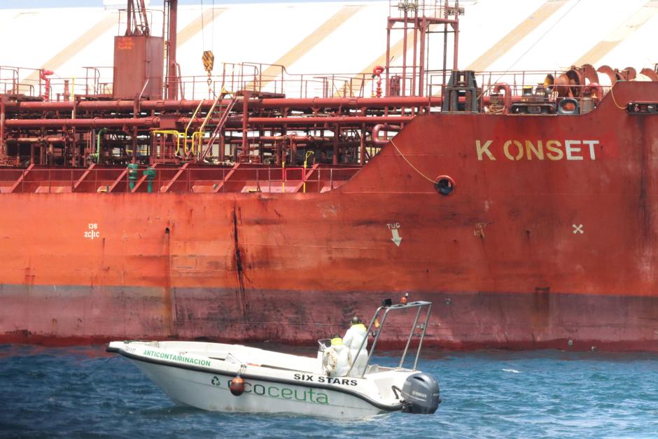 Una patrulla anticontaminación se aproxima al buque 'K-Onset', este miércoles en Ceuta
