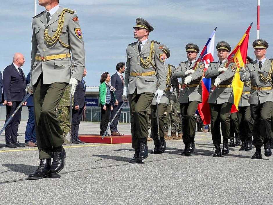 Desfile durante la visita de Margarita Robles a las tropas españolas en Eslovaquia