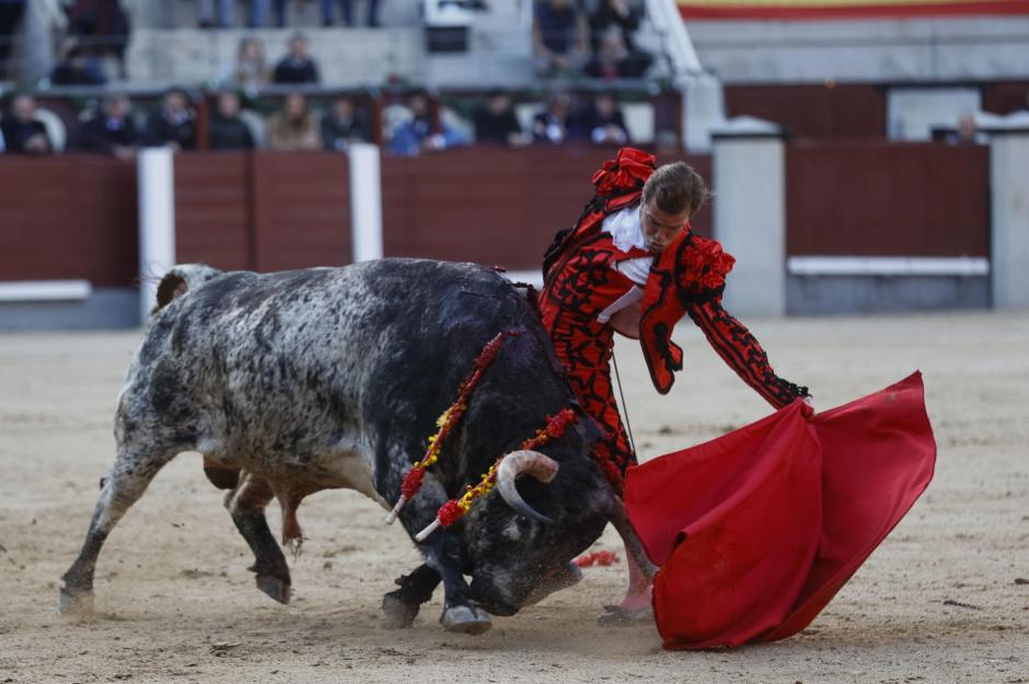 Javier Cortés, con la muleta ante el primero de su lote