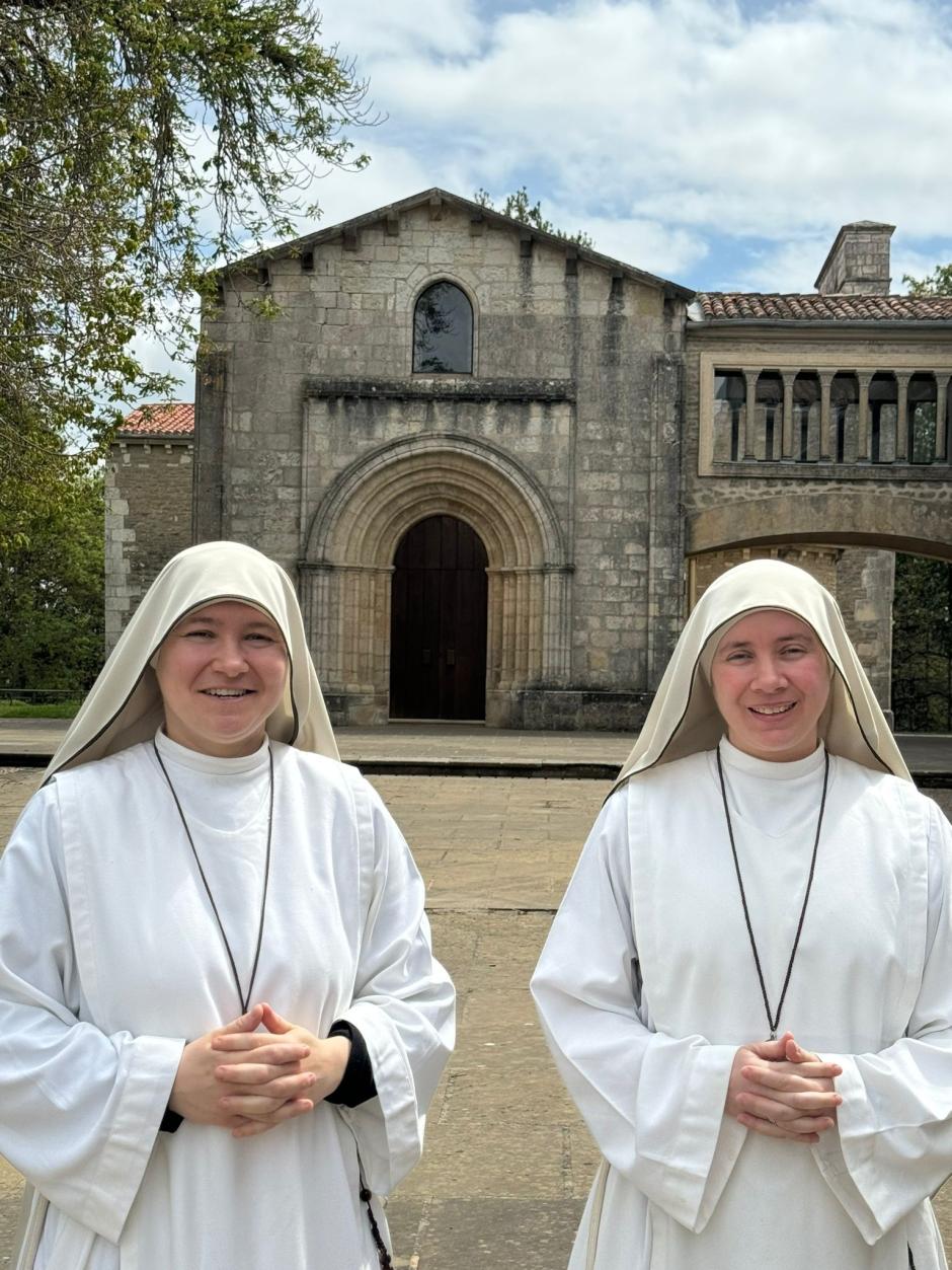 Dos de las Peregrinas de la Eucaristía que atienden en Estíbaliz