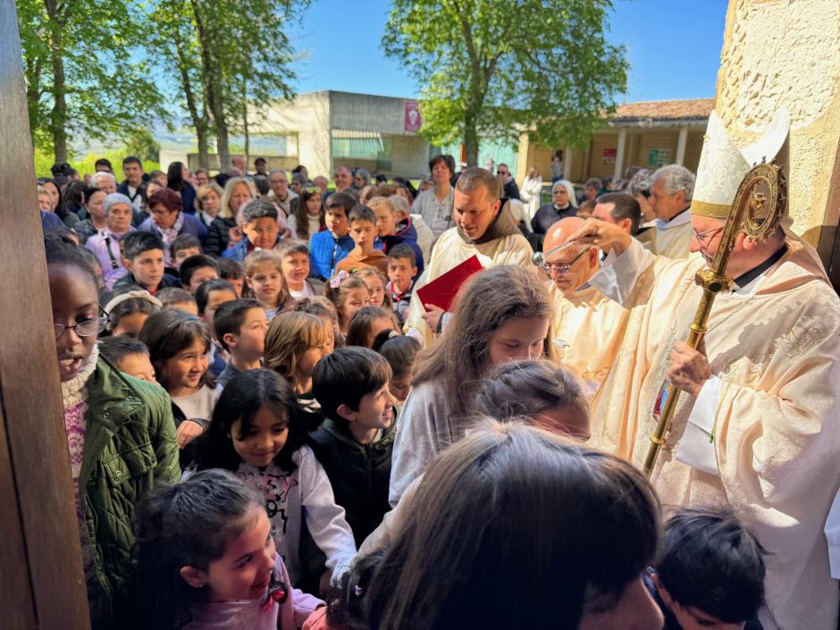 El obispo bromea con un grupo de niños que peregrinaron hasta el santuario