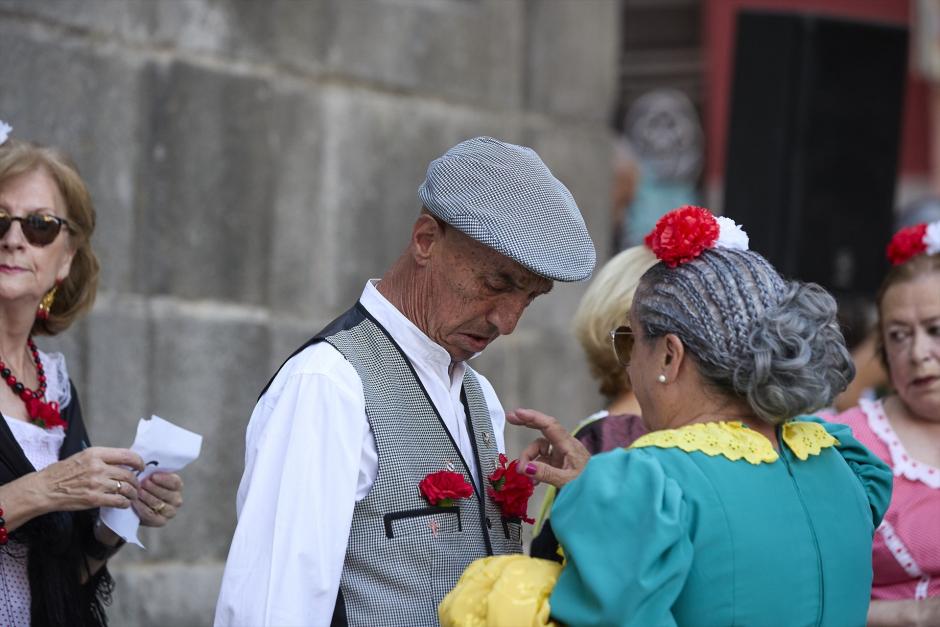 Varios chulapos bailan en Madrid