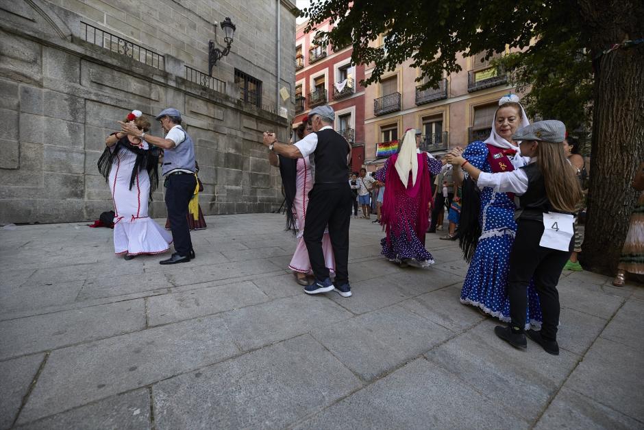 Varios chulapos bailan en Madrid