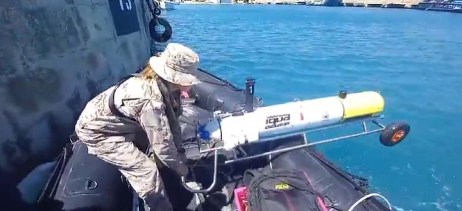 Una militar carga un robot submarino de última generación en Minex 24