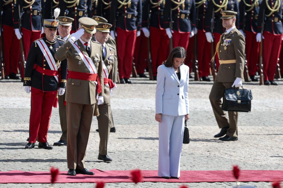 Los Reyes saludan a la bandera en la Academia General Militar de Zaragoza